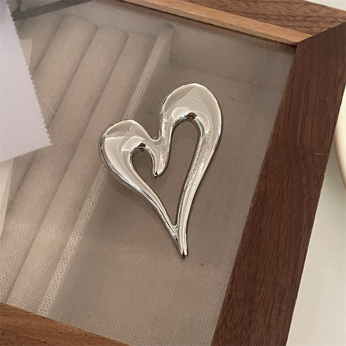 The bow brooch is high-end, the three-dimensional peach heart brooch is simple, the irregular croissant brooch is personalized