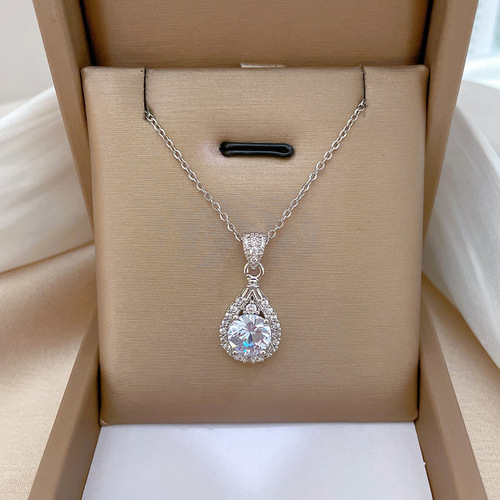 [Titanium Steel] Light luxury micro-inlaid real gold water drop super flash necklace women's new clavicle chain light luxury niche design