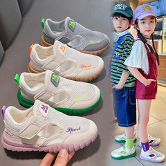 子供の春と秋の通気性ネット男の子のスポーツネットの靴の新型の柔らかい底の男女の子供のビーチの靴のファッション