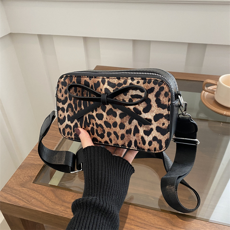 Impresión de moda de arco de invierno 2024 nueva moda de moda personalidad de leopardo mochila de hombro pequeño bolso cuadrado para mujeres
