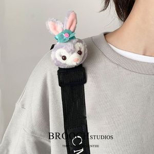 Cadena de dibujos animados broches de pelusa lindas muñecas pines creativos accesorios de pareja al por mayor joyas colgantes nicho