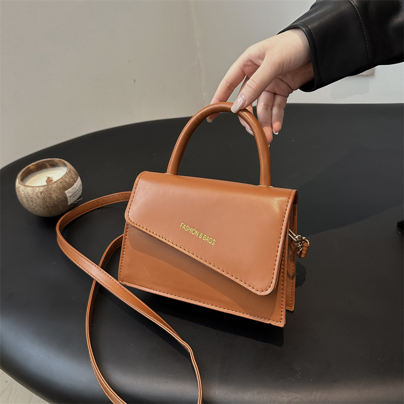 Este año, el diseño popular de nicho retro versátil ins2024 invierno nuevo mochila de hombro, temperamento bolso pequeño