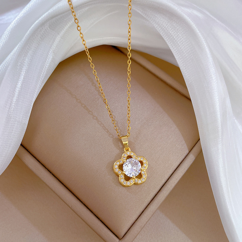 Five Leaf Flower Necklace In Titanium Steel With Gold Finish For Women_voghion.com