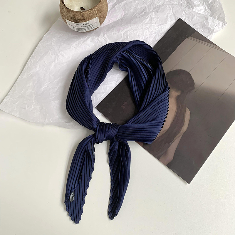 Pañuelo de seda de alta calidad nuevo estilo de color sólido arrugado bufanda de seda para mujer bufanda en forma de diamante versión coreana de la bufanda de seda de imitación pequeña bufanda en la cabeza banda para el cabello