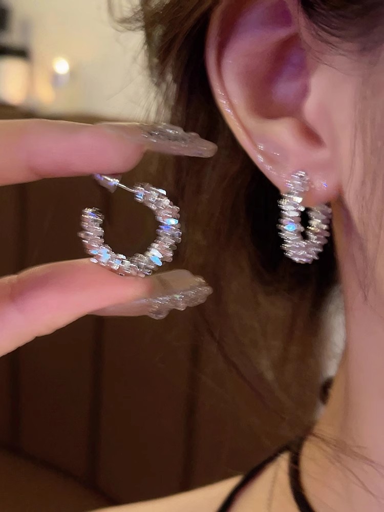 Pendientes de circón súper flash de alta calidad con aguja de plata 925 Pendientes de estilo explosivo de temperamento exquisito de lujo ligero femenino Pendientes de primavera y verano al por mayor