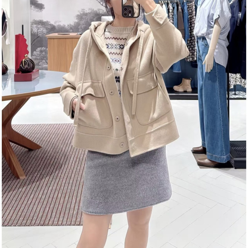 In Stock 100% Sheep Wool Coat for Women with Large Pockets, Gentle Drawstring Hood, Short Style, Autumn and Winter M2110