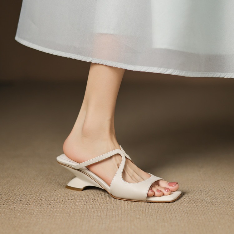 Sandal nữ da bò mũi vuông hở ngón gót lạ mắt — màu đen, màu trắng ngà, bạc chi tiết 98