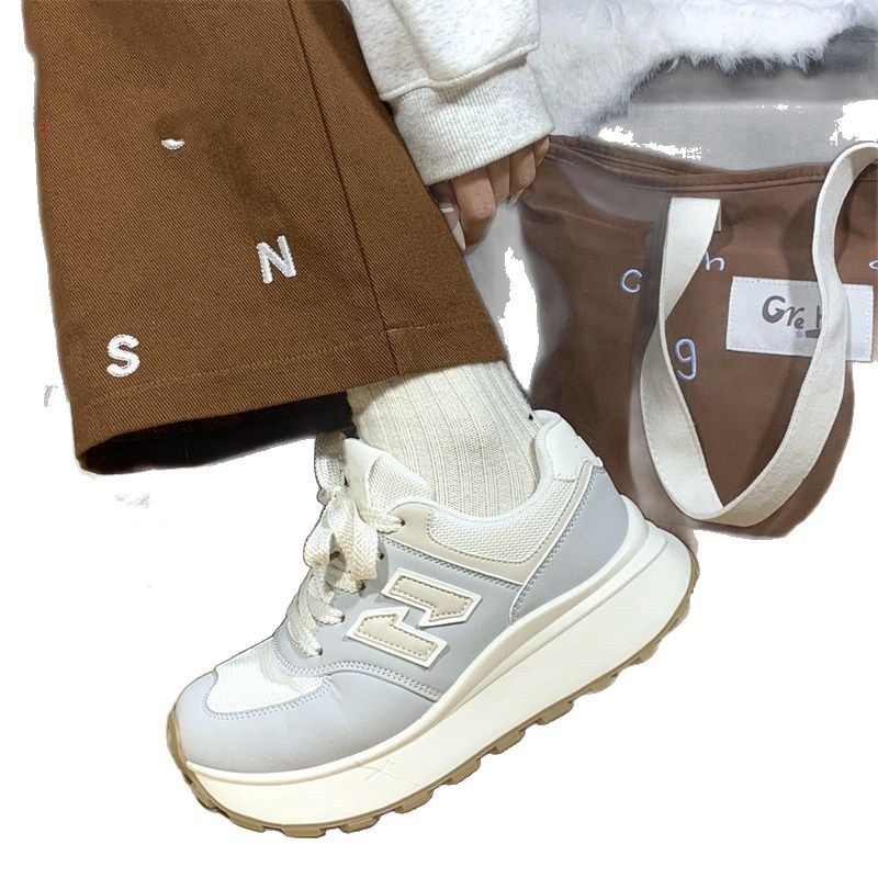 Zapatos deportivos casuales de primavera y otoño 2025, nuevos zapatos de moda con suela suave, zapatos de nicho resistentes al desgaste, zapatos blancos para mujeres