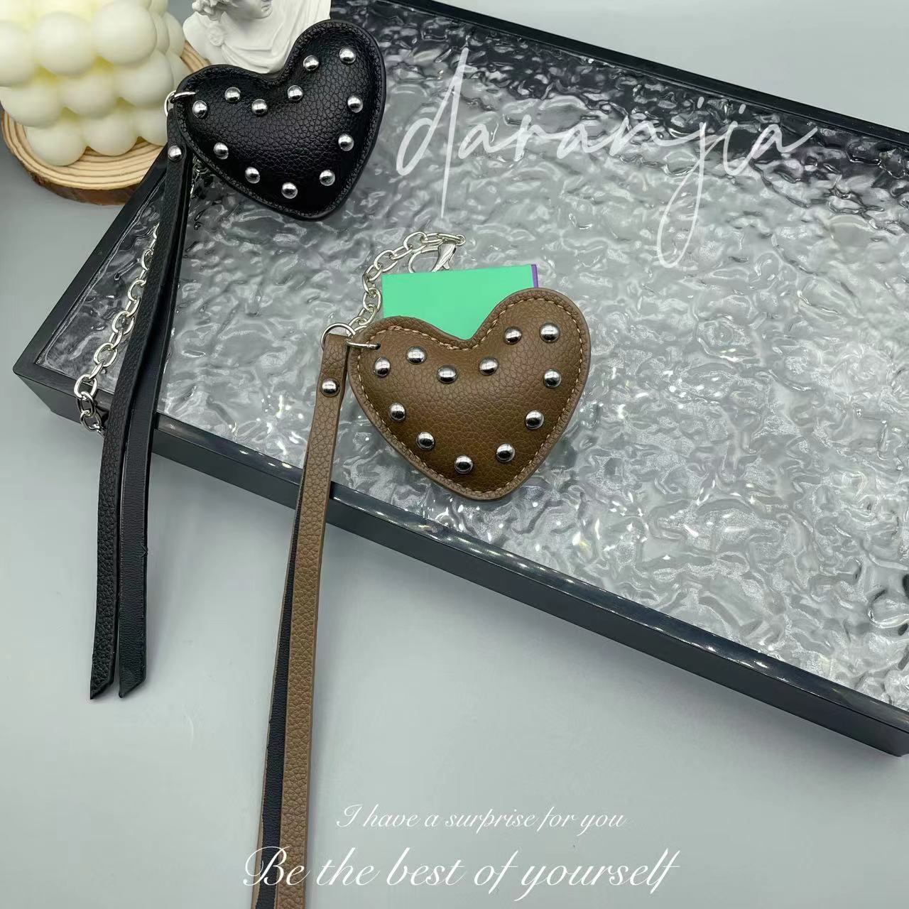 新型の大衆puは綿の愛のリベットの革を満たして愛のチェーンの包みを掛けて車のキーを掛けます。