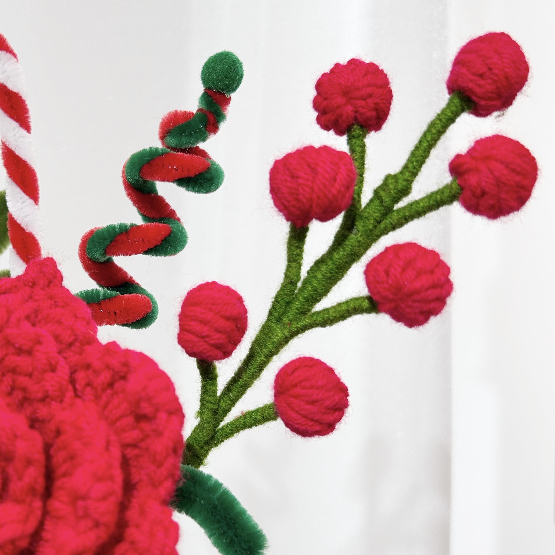 Composizione floreale natalizia artigianale per la casa e il giardino: fiori artificiali in vaso lavorato a maglia, perfetti per decorazioni per la casa, oggetti fotografici e regali festivi._voghion.com