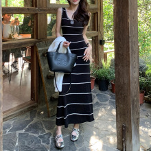 2025初秋新款假日小香黑白条纹撞色钩花气质收腰连衣裙女针织长裙