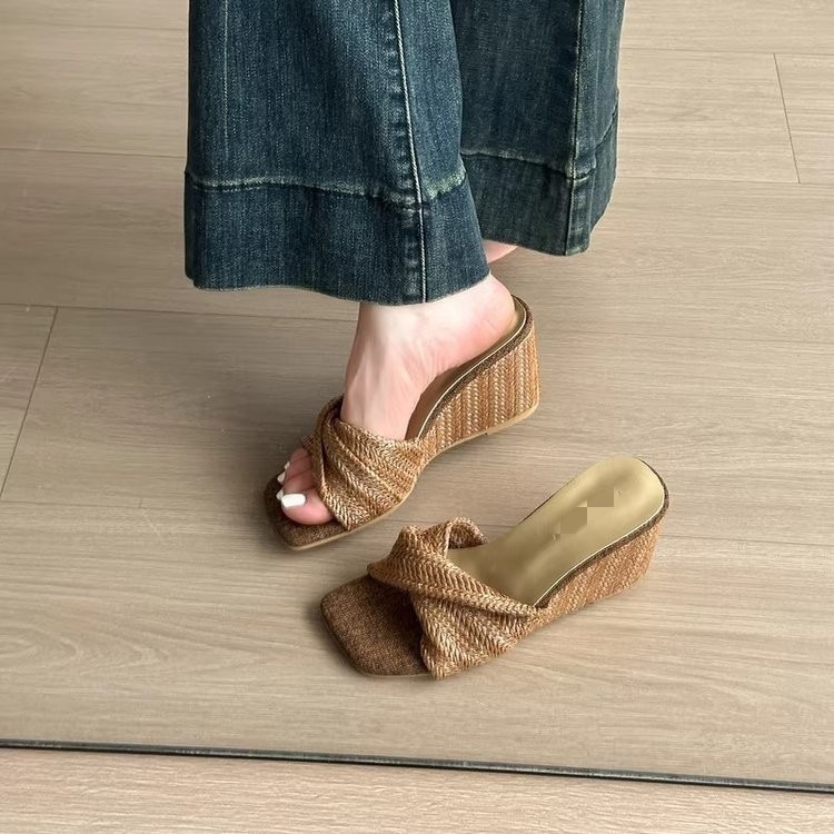 Zapatillas de tejido retro francesas para mujeres 2026 nueva moda de verano, pistas de moda versátiles, zapatillas frías con falda.