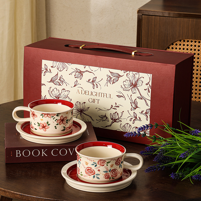 Juego de caja de regalo de taza y disco de café medieval finlandés, regalo, taza de cerámica de alto valor, festival retro de estilo pintado a mano