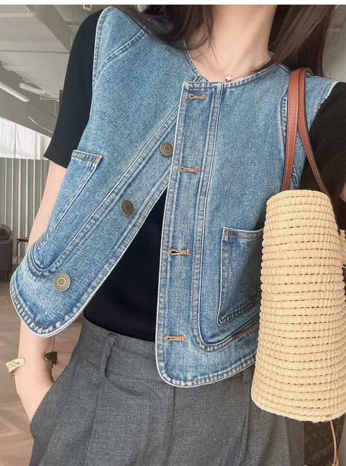 Áo vest denim nữ phối túi, dáng ngắn rộng rãi không tay, mặc thu — Xanh denim, màu xanh đậm chi tiết 4