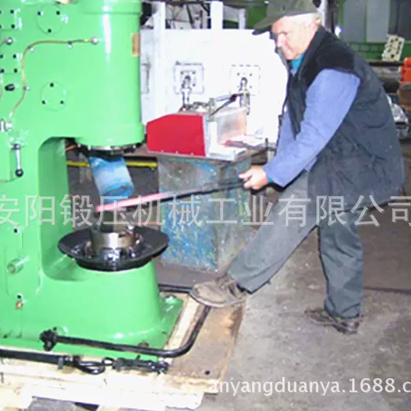 55KG小型锻造空气锤打铁空气锤锻造铁艺空气锤自由锻机械锻造设备