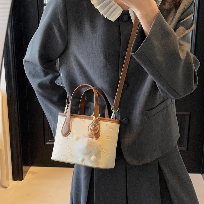 Bolso de mano de tendencia universal para mujeres 2025 nuevo estilo de moda de estilo exterior bolso de hombro casual de alta calidad textura mochila