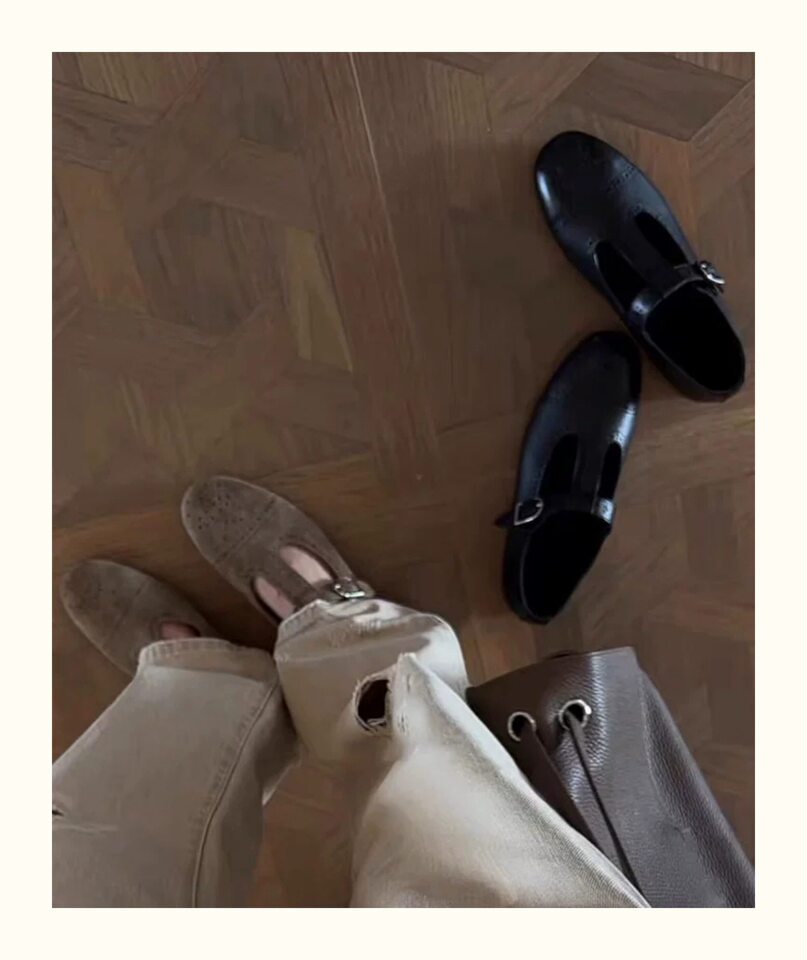 Giày bệt Mary Jane mũi tròn da lộn chạm khắc khóa chữ T phong cách retro, đế bằng 1 cm — Màu kaki, màu đen chi tiết 9