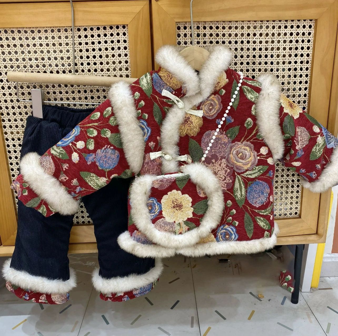 Niños estrella redonda Año Nuevo traje de Año Nuevo niñas rojo festivo estilo nacional chaleco de terciopelo de otoño y invierno pantalones de microescalado de mujeres