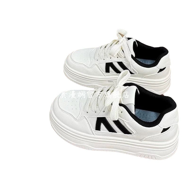 Modas versátiles zapatos blancos de mujer de alto nivel zapatos de skate gruesos de otoño 2024 nuevos zapatos casuales con falda