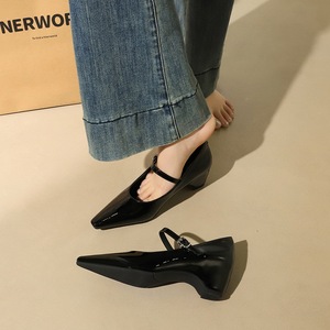 761 French pointed patent leather Mary Jane shoes with a sloping heel and a straight buckle with a shallow mouth, suitab