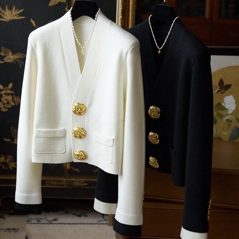 Light Luxury Knitted Cardigan Women's Top 2023 Autumn New Black and White Contrast Color Golden Buckle V-Neck Fragrant Coat