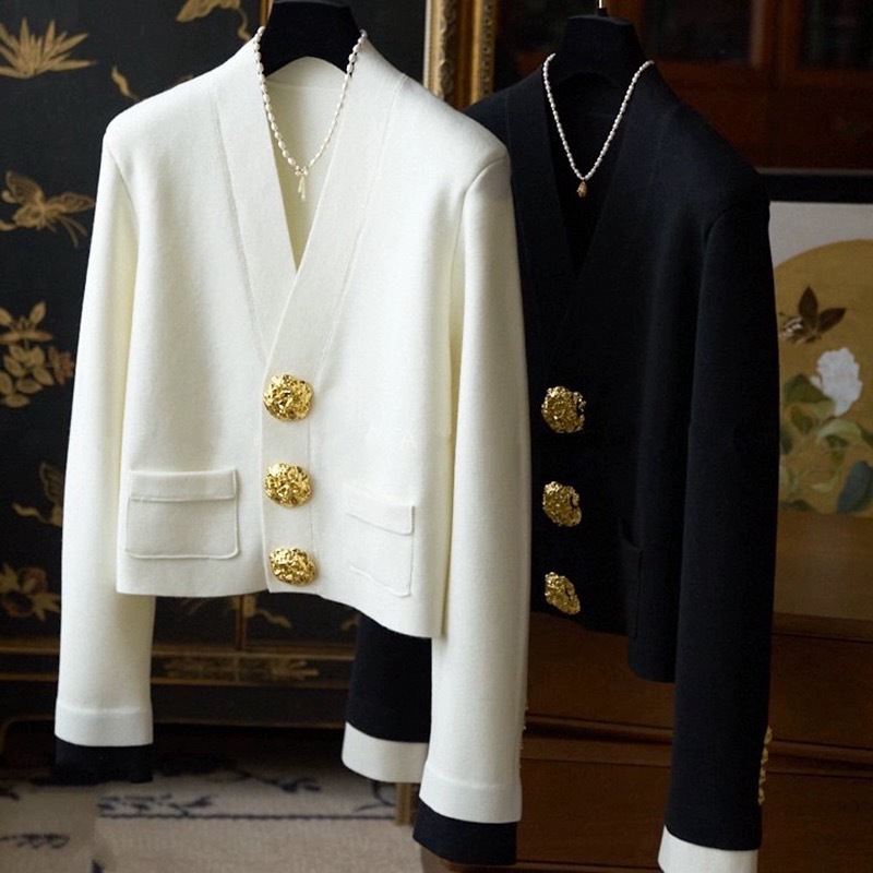 Light Luxury Knitted Cardigan Women's Top 2023 Autumn New Black and White Contrast Color Golden Buckle V-Neck Fragrant Coat