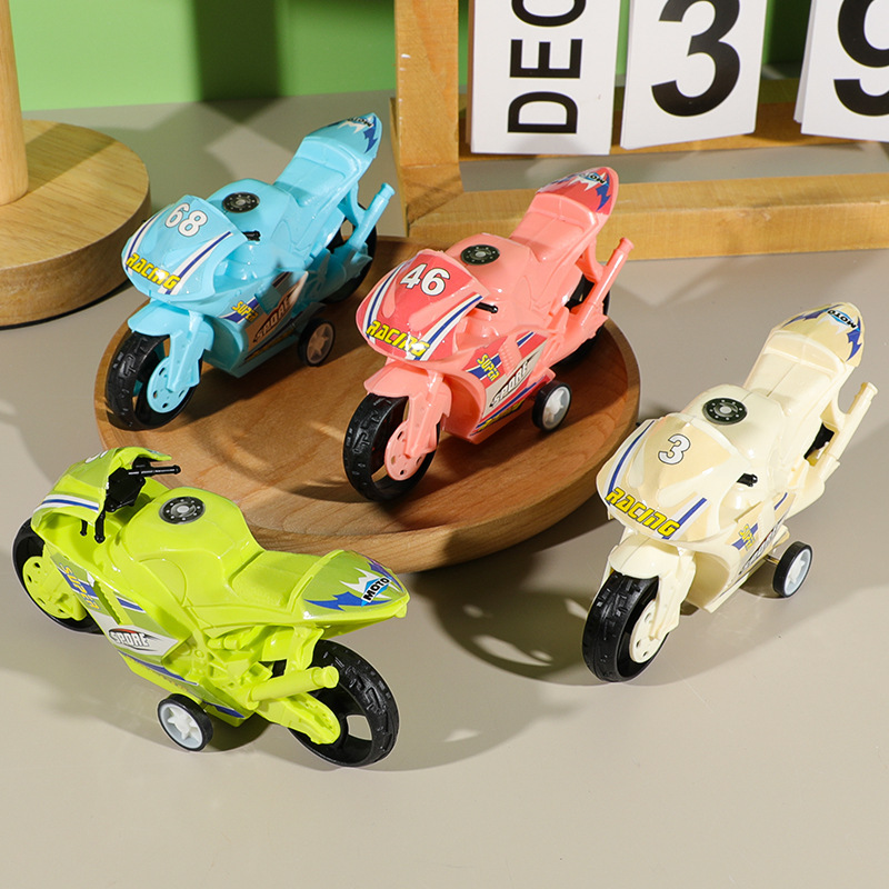 子供のおもちゃの車を卸売りして、キャンディー色のオートバイの男の子の機関車のモデルを作って幼稚園に遊びます。|undefined