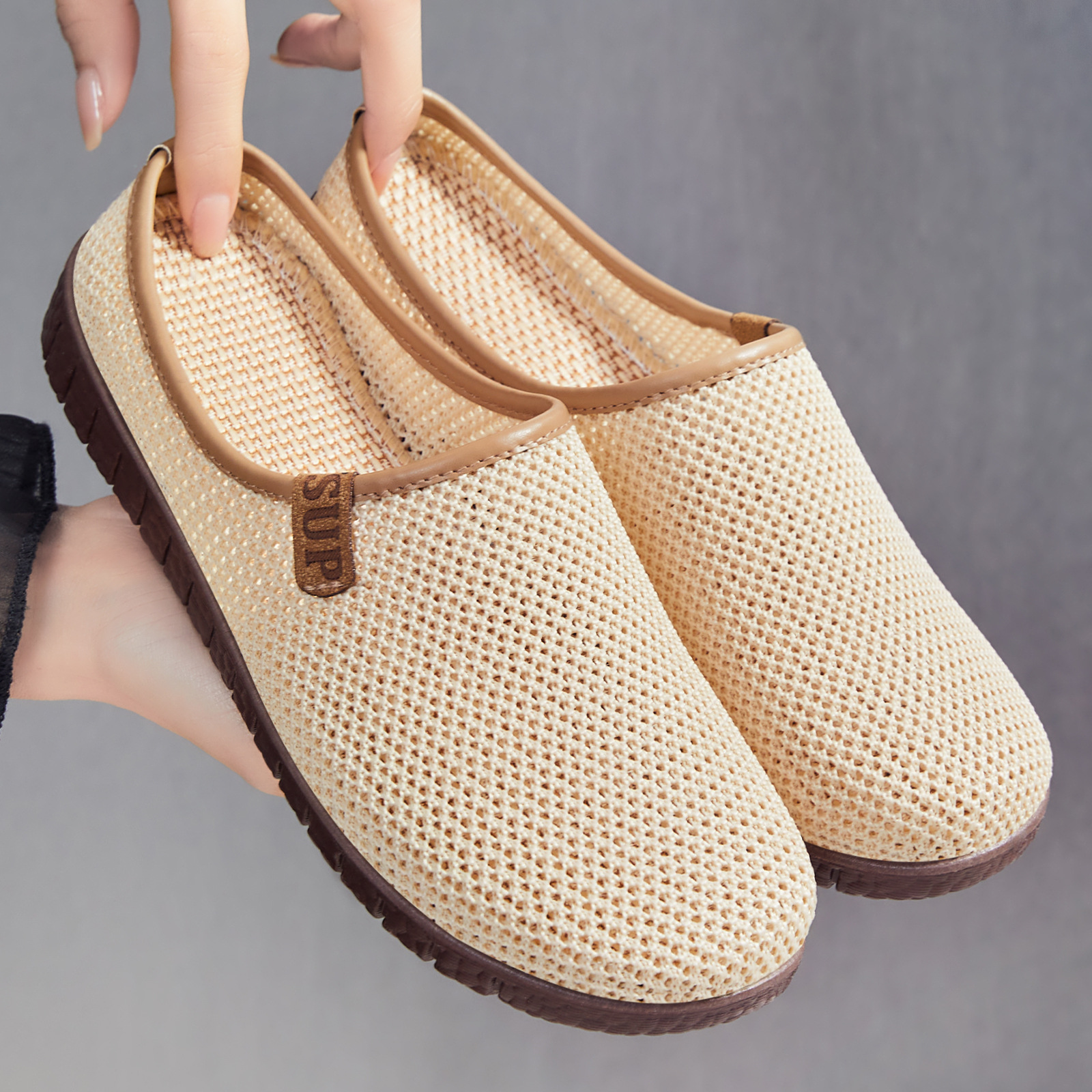 Zapatos de mujer, nuevo estilo de verano, sandalias transpirables de malla con punta cerrada, zapatos casuales cómodos de suela blanda para uso en exteriores, venta al por mayor.
