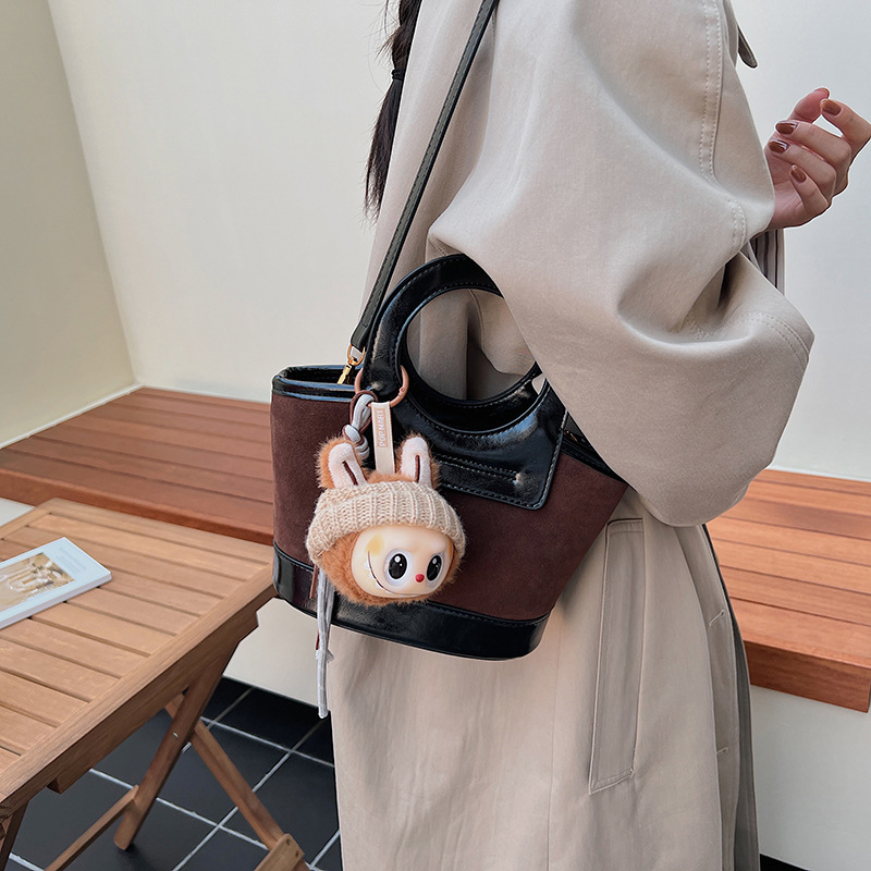 Bolso de mano coreano transfronterizo empalmado bolso de cubo de agua mujer otoño / invierno 2025 nuevo estilo de moda bolso de hombro bolso de viaje