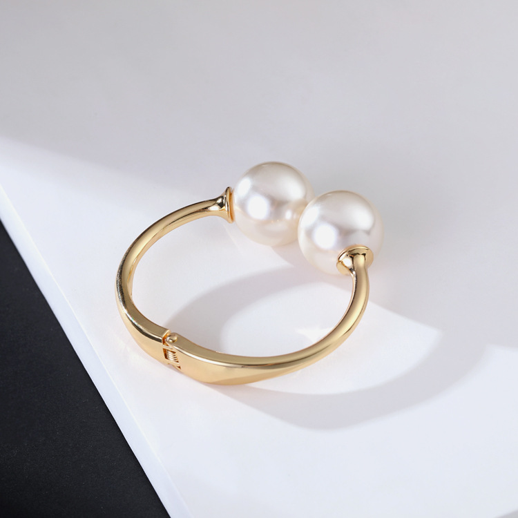 Elegant Symmetrical Pearl Bracelet