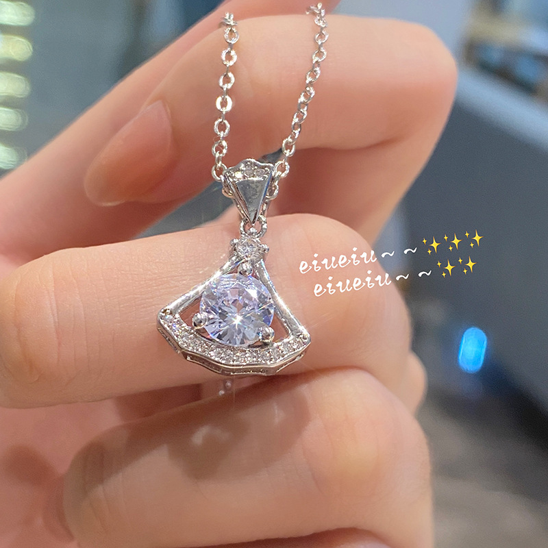 Korean Fashion Collarbone Chain Female Inlaid With Diamonds Light Luxury Pendent display picture 3