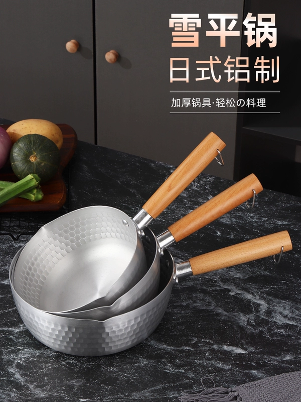 Алюминиевая кастрюля с деревянной ручкой утолщённая