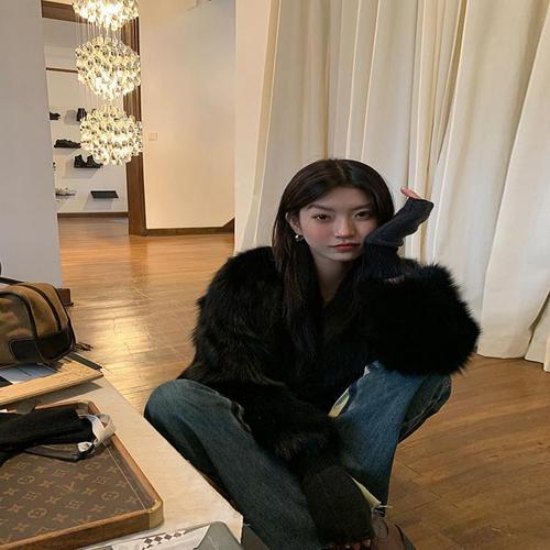 2023 new fashion lady slim and young short style faux fox fur coat short v