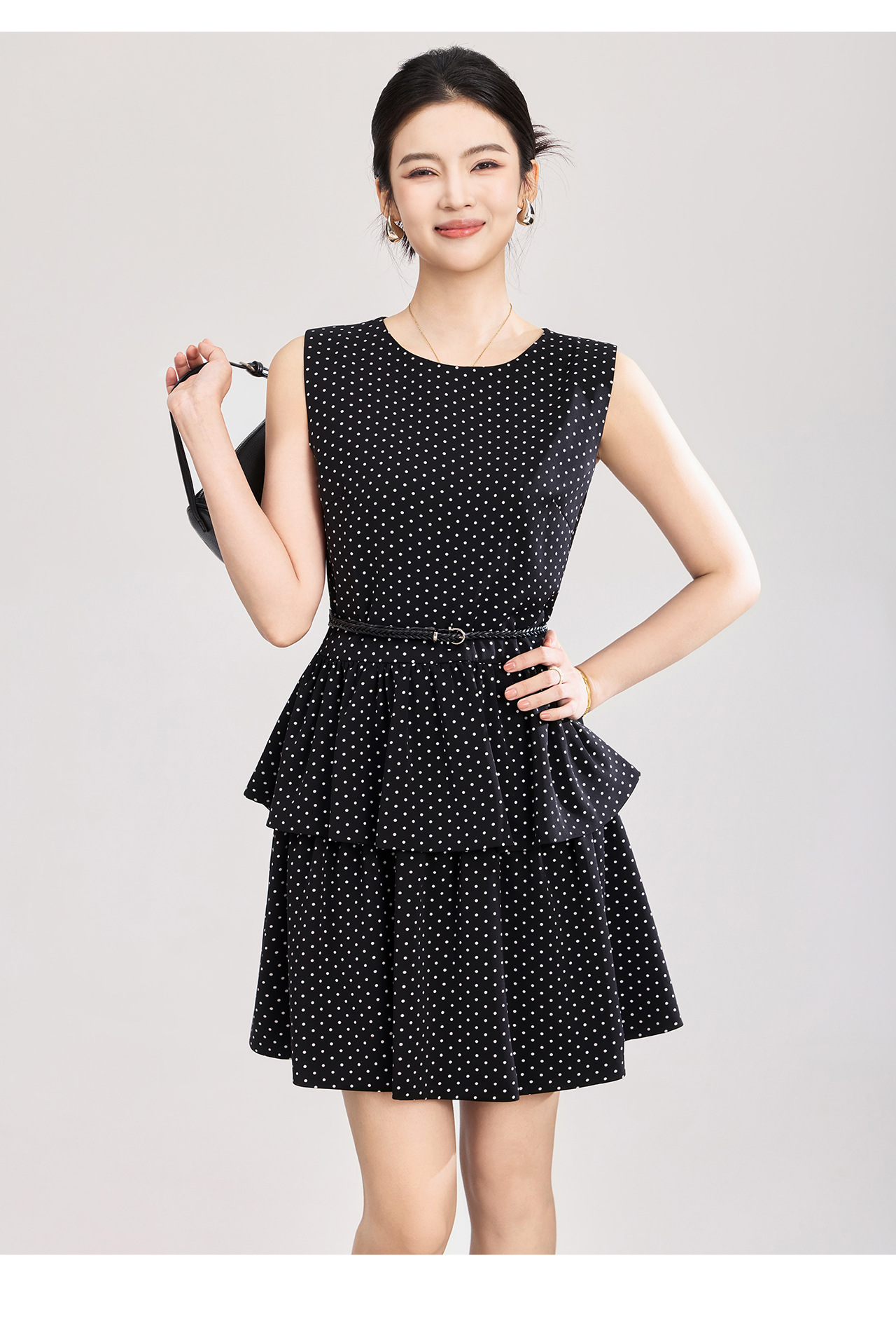 Váy ngắn satin chấm bi tay lỡ cổ vest thắt eo phong cách độc đáo — Điểm sóng Đen chi tiết 14