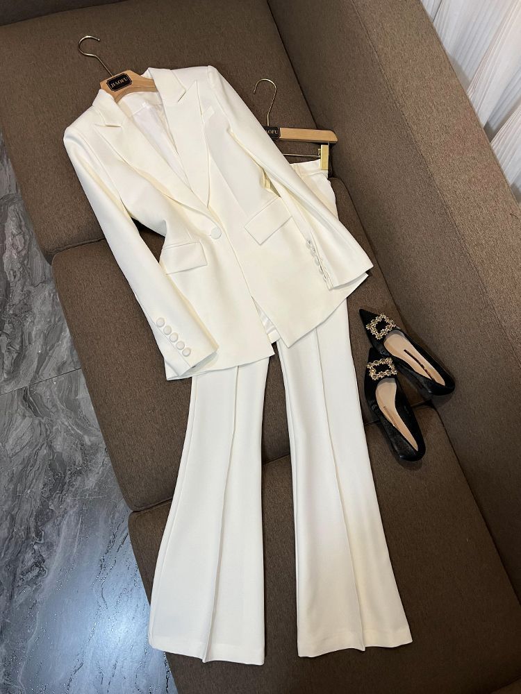 European and American celebrity style professional two-piece suit: single-button fabric blazer + flared trousers.