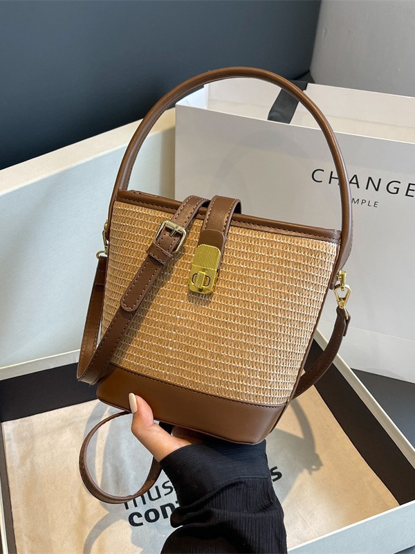 Bolso de nicho coreano bolso de cubo de tejido de mano para mujeres verano 2026 nuevo color de contraste de textura alta bolsa de mochila