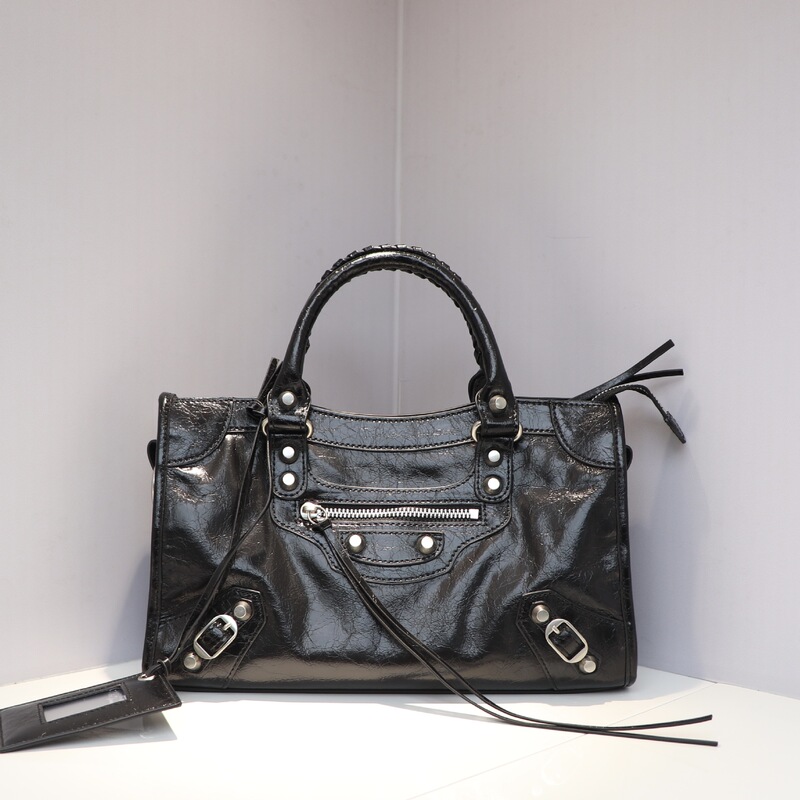 25 New Le City Rivet Motorcycle Bag Dark Retro French Tote Bag First Layer Cowhide Crossbody Handbag