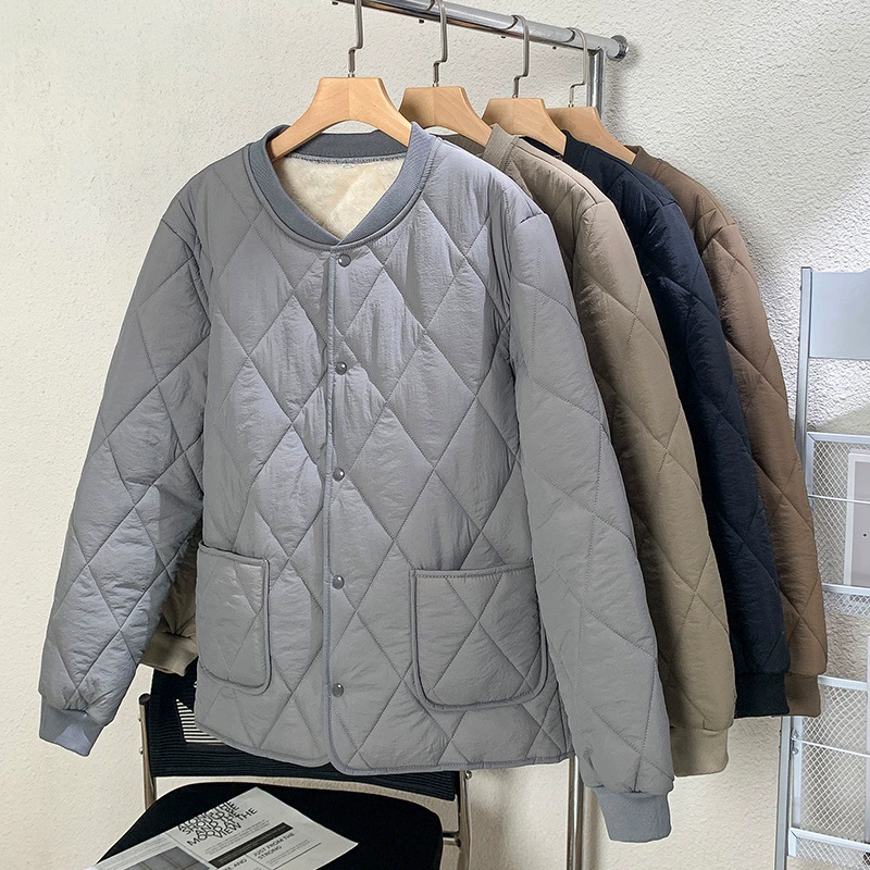 Мужчины и женщины носят бархат и вкладыши осенью и зимой