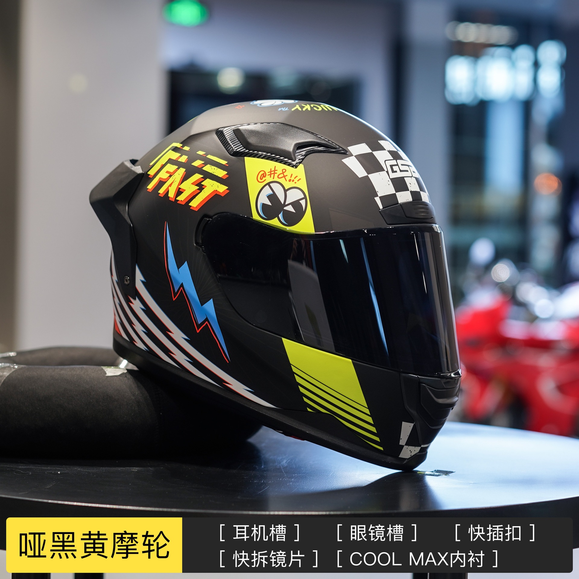 매트한 검정색과 노란색 오토바이