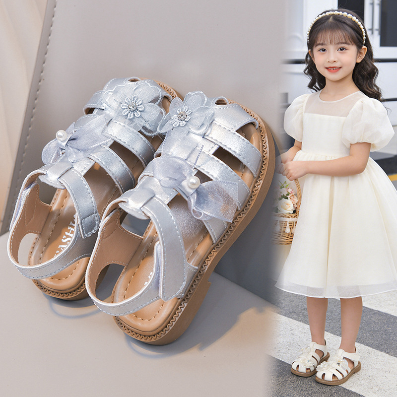 Sandálias huecas para niñas 2026 verano nuevo estilo de moda infantil versátil princesa zapatos de playa de arco suave