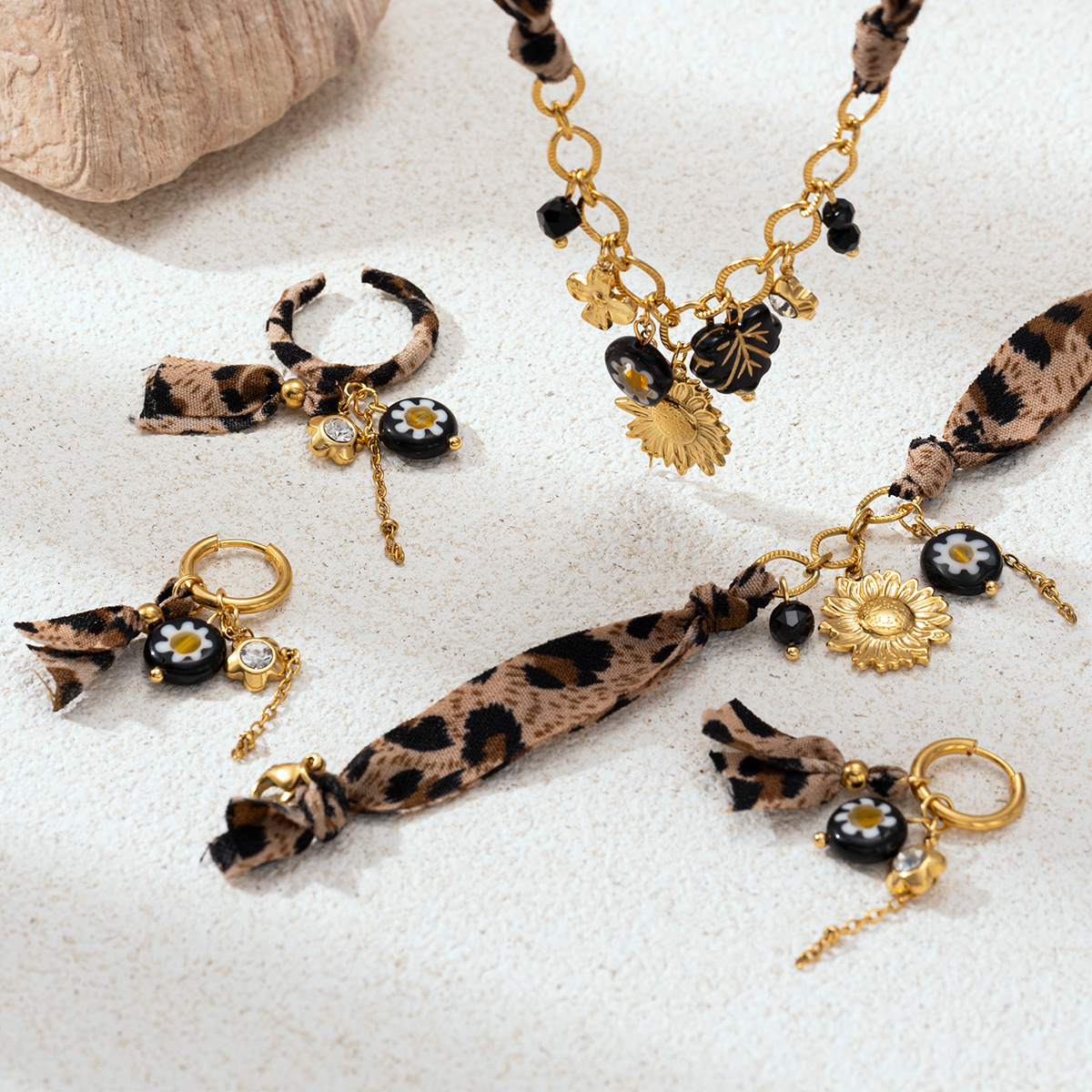 Collar de colgante de acero inoxidable de lujo ligero y nicho, collar de bufandas de seda estriadas de alta calidad para mujeres