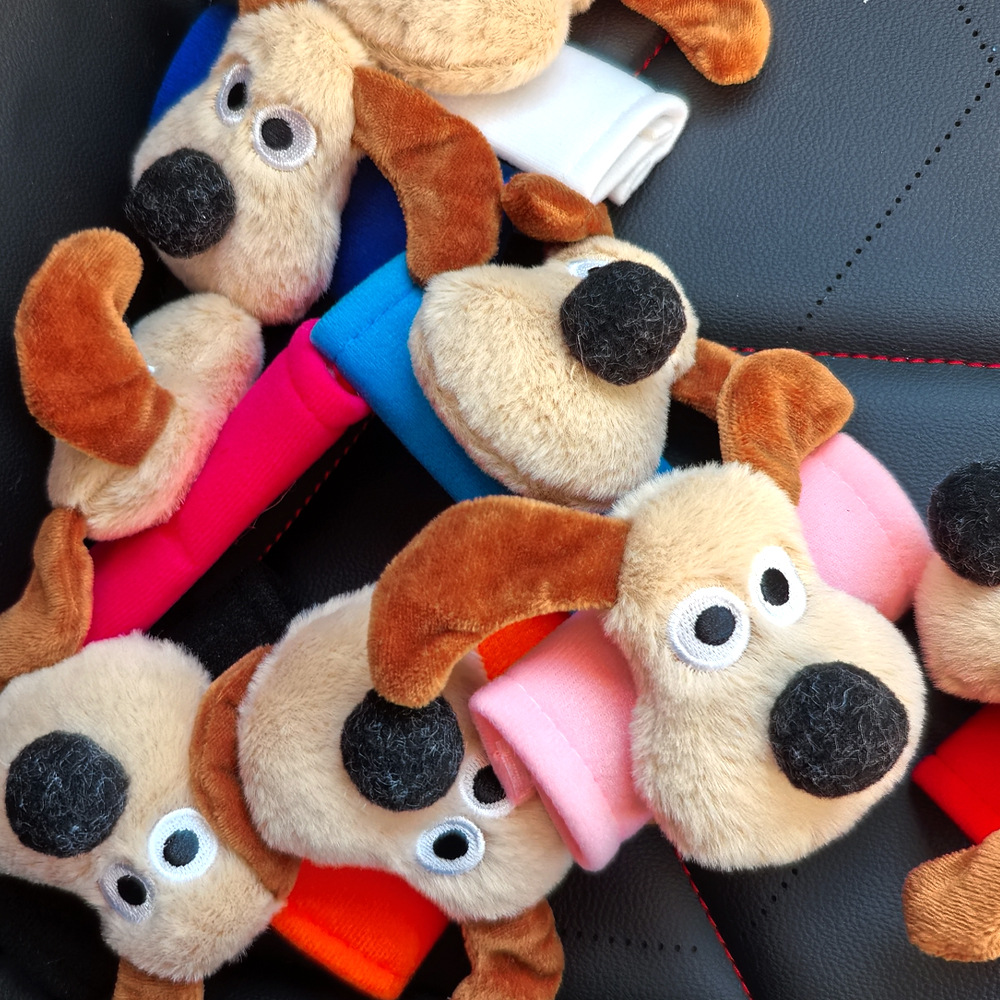 Perro de peluche maneja de automóvil maneja de automóvil masculino y femenino maneja de puerta interior cubierta guante de techo