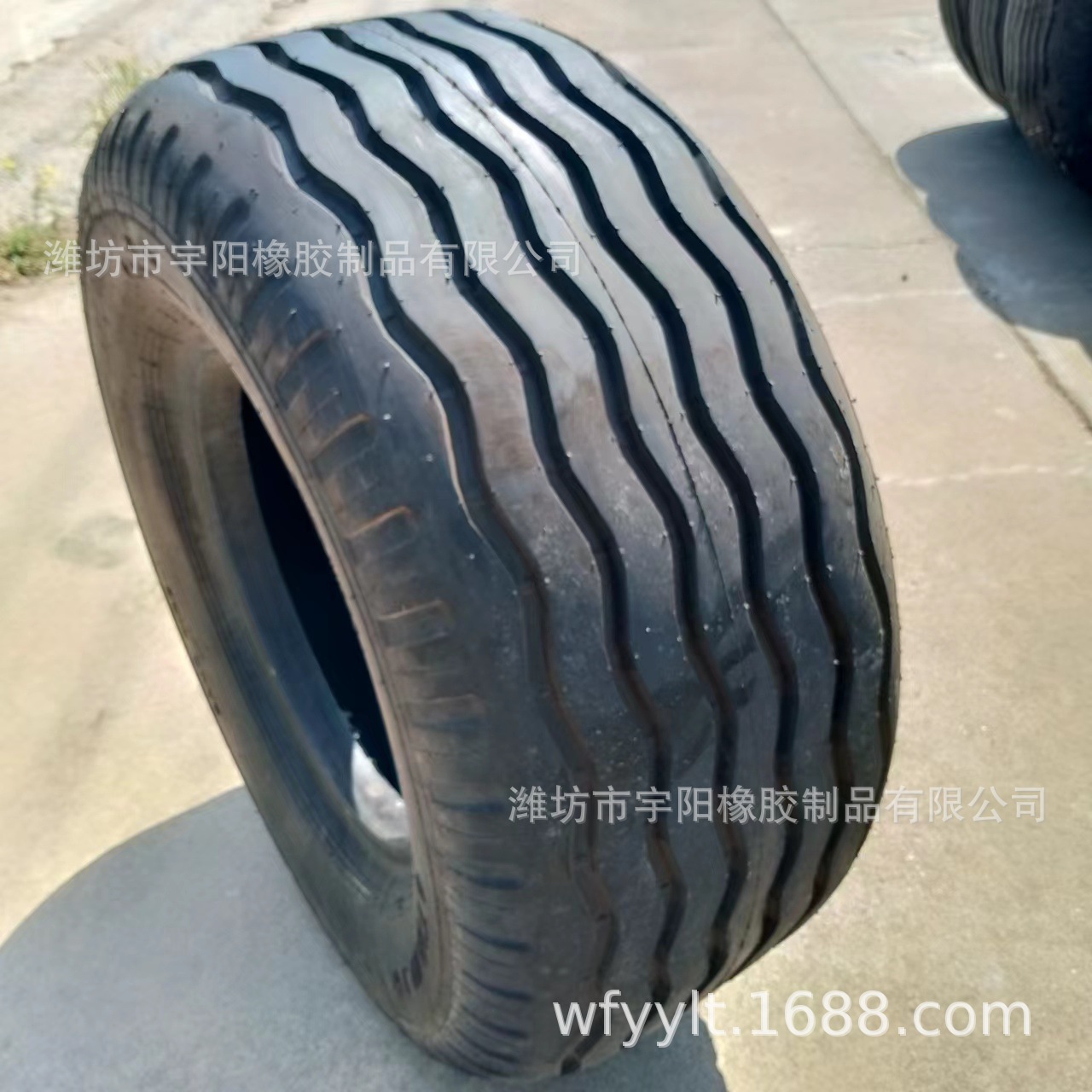 525/65-20.5 加厚沙漠轮胎  导向花纹 真空胎