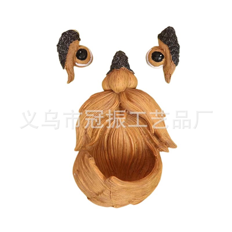 越境春の木の幹の五感は鳥器の屋外の装飾品に餌を与えます。|undefined