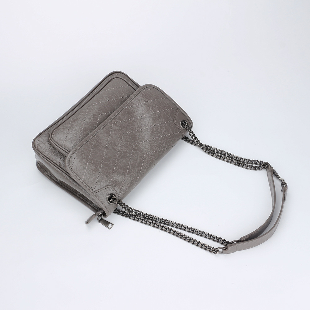 Classic small capacious one-shoulder bag on chain