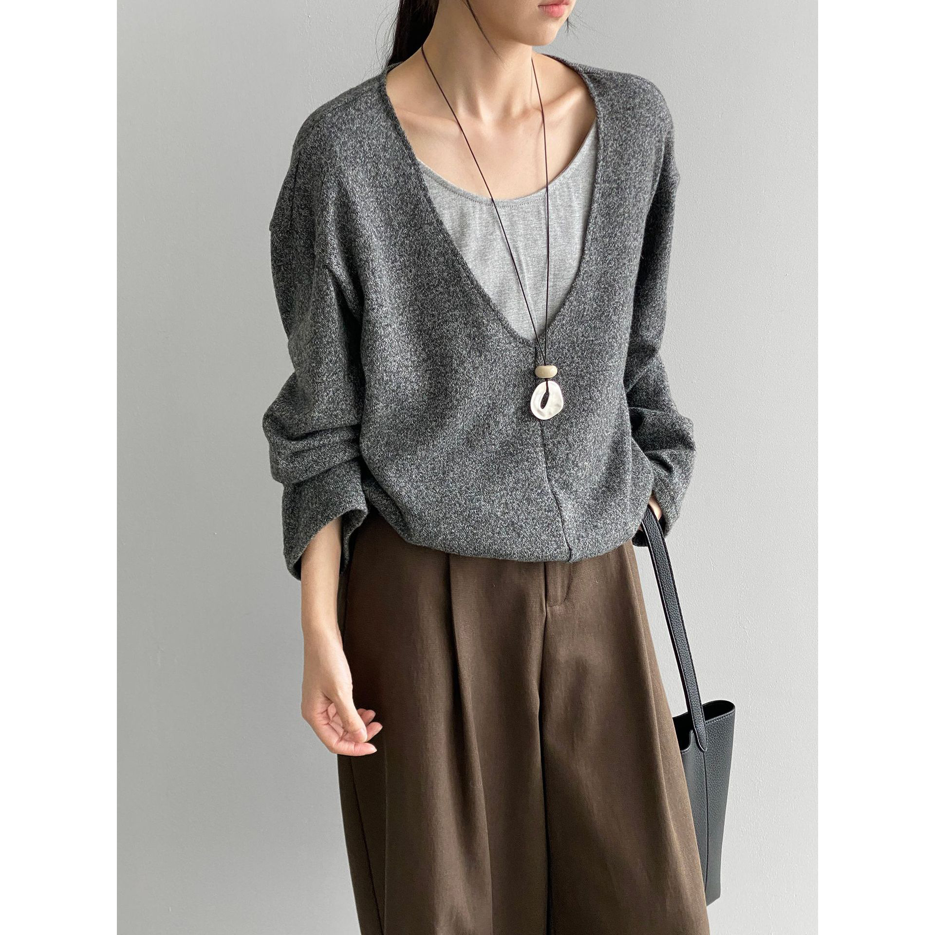 [Special Offer - No Returns] Korean Style Fake Two-Piece Knitted Sweater for Women, Commuting V-Neck Slimming Top 6136