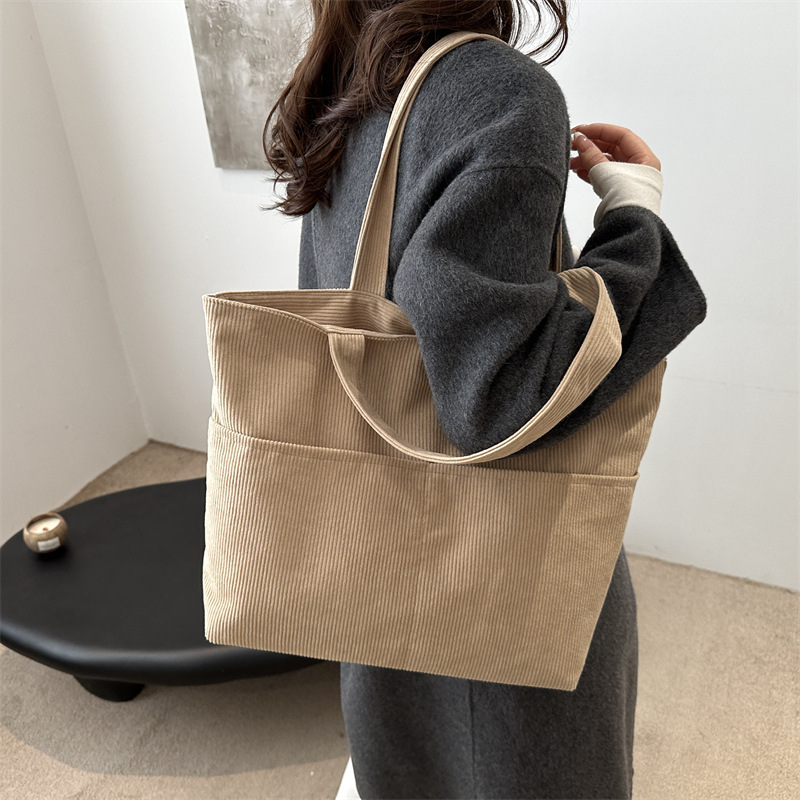 Bolsas casuales populares de gran capacidad de este año 2024 invierno nuevo estilo versátil bolsas de hombro bajo la axila bolsas de moda