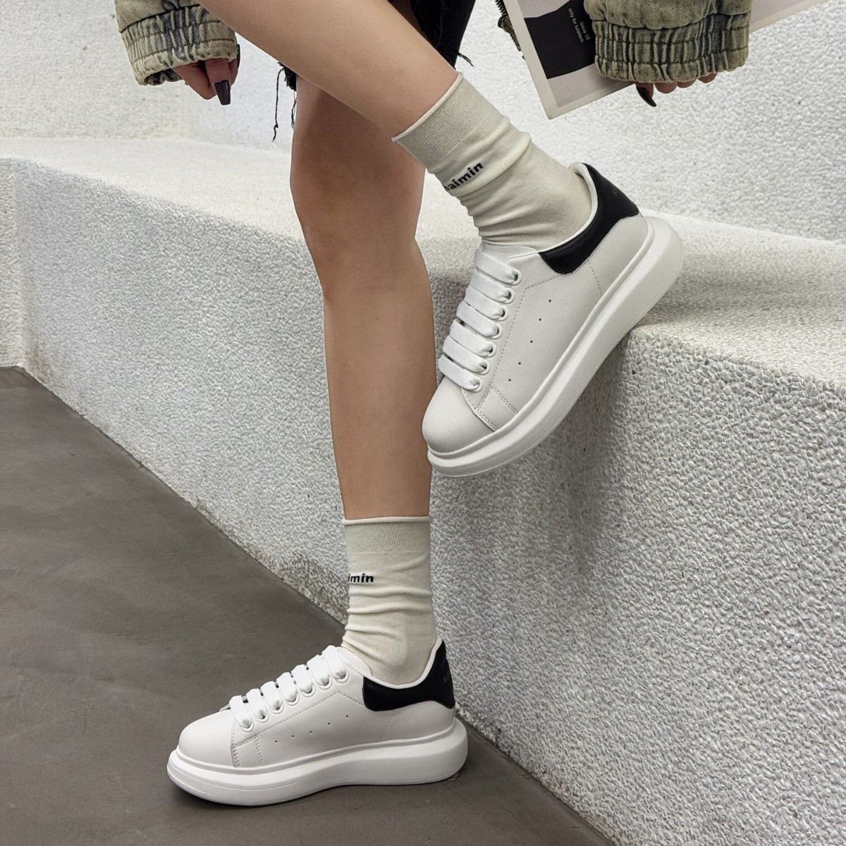 Giày sneaker nữ da đế dày tăng chiều cao mùa thu đông 2024 — Trắng/đen