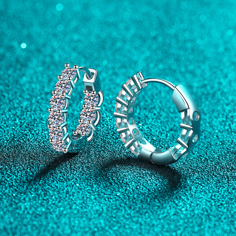 Brincos de argola em prata de lei com moissanite d_voghion.com