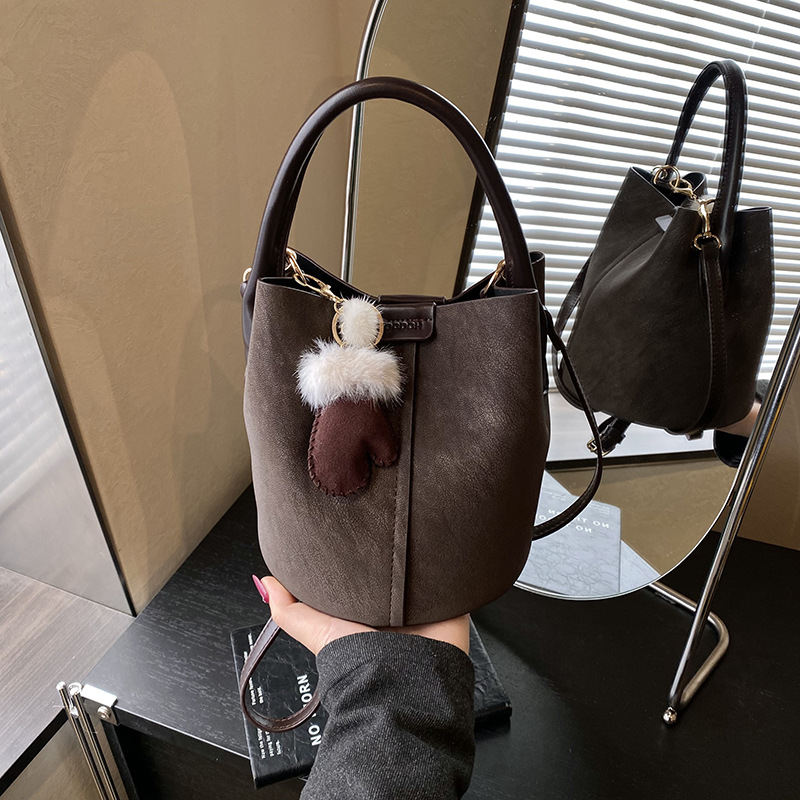 Bagos de cubo de mano de alta sensación de 2025 nuevo retro de hombro de una mujer bolso de alta sensación de bolso de mujer